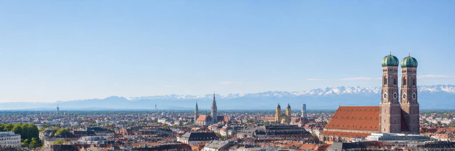 Münchner Stadtpanorama mit den Alpen im Hintergrund